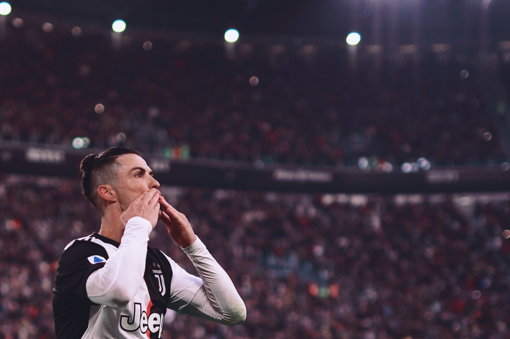 一位重病球迷被邀请看阿贾克斯的比赛，但因病情恶化未能实现